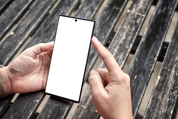 El masada bir cep telefonu ile oynuyor               