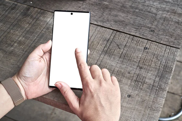 El masada bir cep telefonu ile oynuyor               