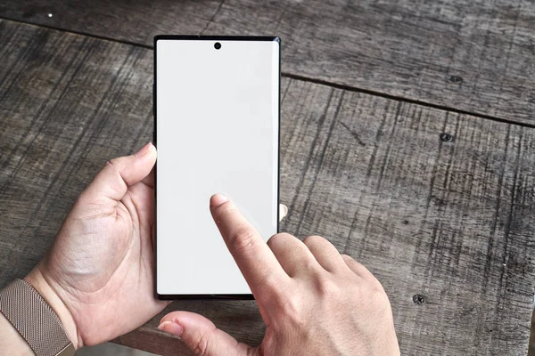 El masada bir cep telefonu ile oynuyor               