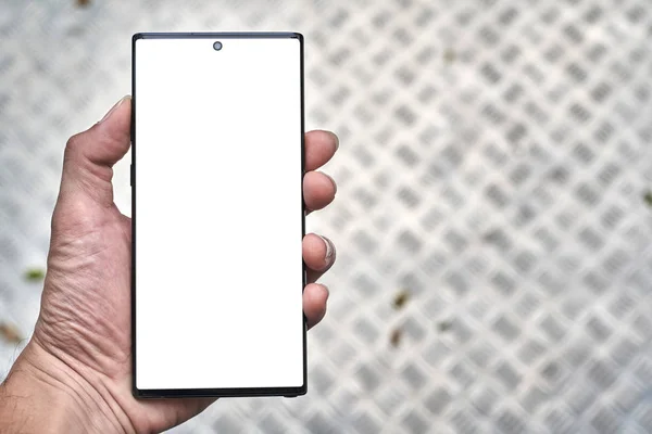 El masada bir cep telefonu ile oynuyor               