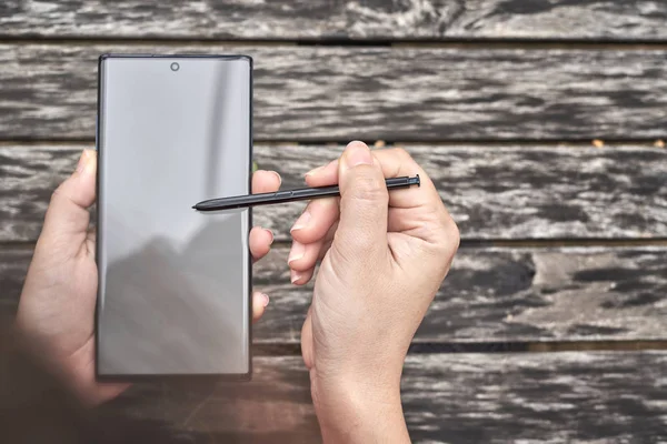 Kadınlar el yeni bir akıllı telefon yazıyor.    