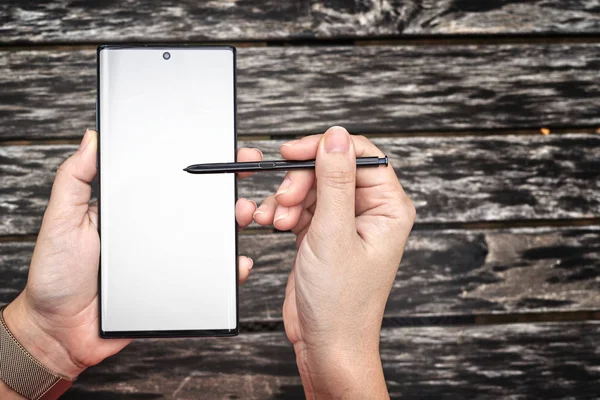 Kadınlar el yeni bir akıllı telefon yazıyor.    