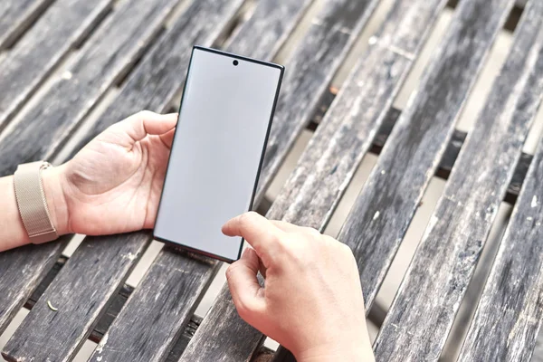 El masada bir cep telefonu ile oynuyor               