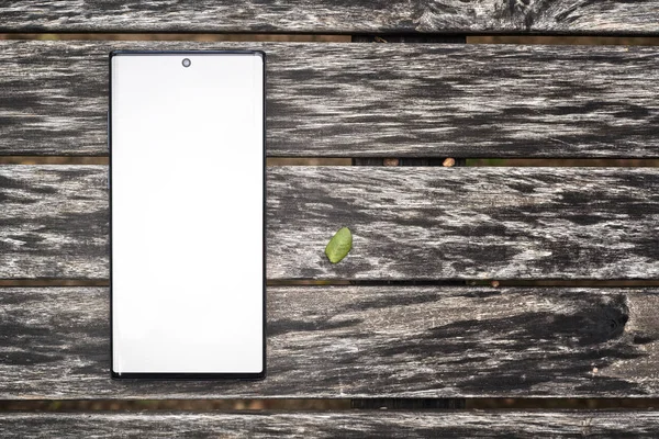 El masada bir cep telefonu ile oynuyor               