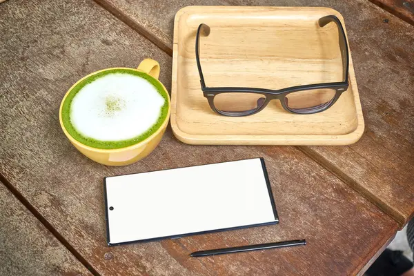 Masada Bir Akıllı Telefon ve yeşil çay