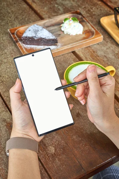 Kadınlar el yeni bir akıllı telefon yazıyor. 