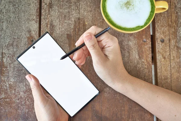 Kadınlar el yeni bir akıllı telefon yazıyor. 