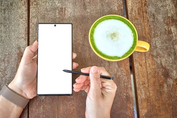 Kadınlar el yeni bir akıllı telefon yazıyor. 