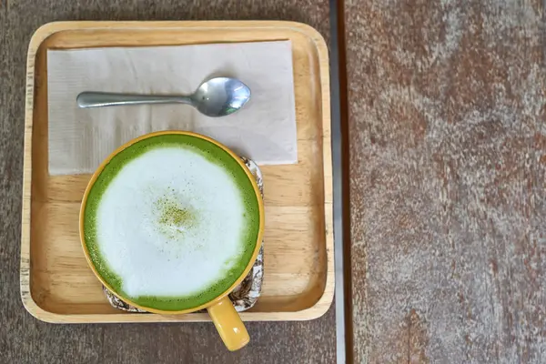 Masada yeşil bir çay fincanı