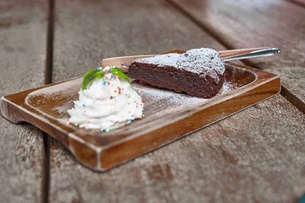 Brownie ve whipping Creamon bir masada