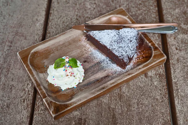 Brownie ve whipping Creamon bir masada