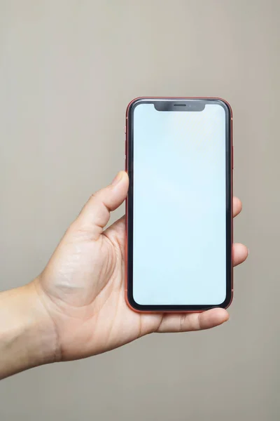 Kadın el playandholding iphone