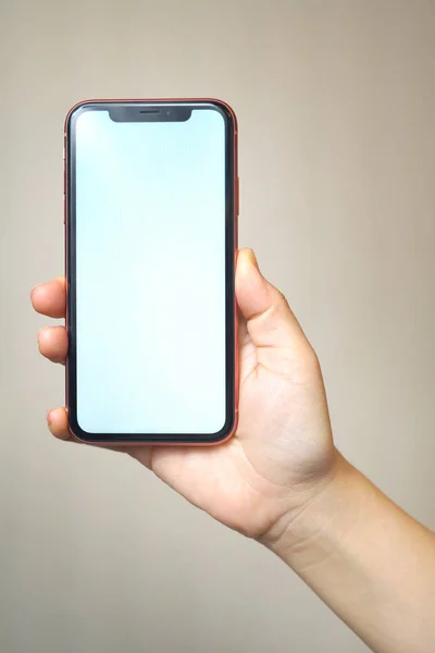 Kadın el playandholding iphone