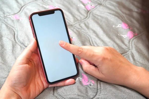 Kadın el playandholding iphone