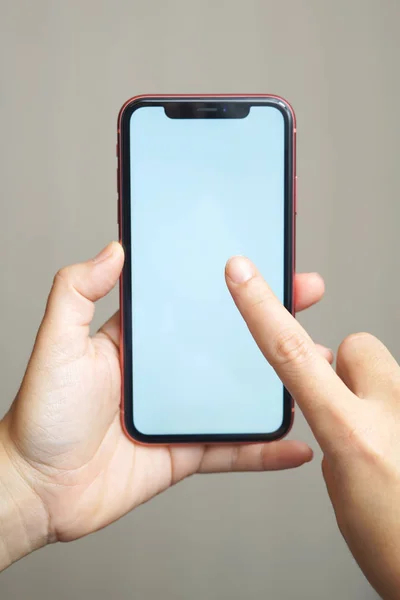 Kadın el playandholding iphone