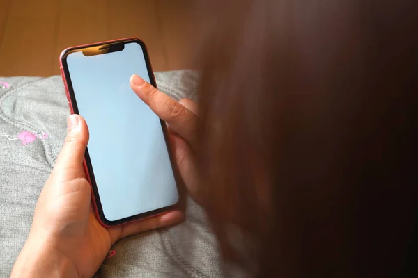 Kadın el playandholding iphone