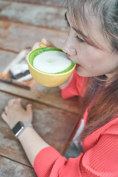 yeşil çay içme kadın   