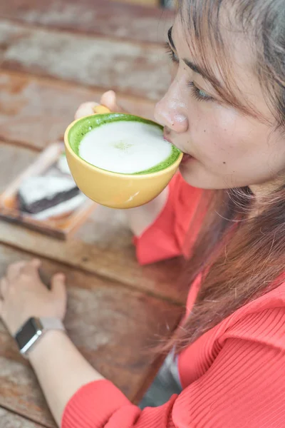 yeşil çay içme kadın   