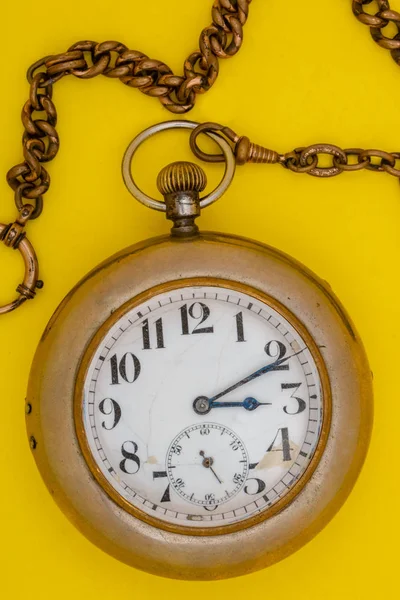 Reloj Bolsillo Oro Vintage Sobre Fondo Amarillo —  Fotos de Stock