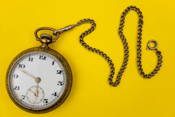 Reloj Bolsillo Oro Vintage Sobre Fondo Amarillo —  Fotos de Stock