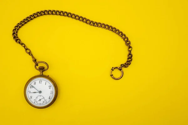 Relógio Ouro Vintage Bolso Fundo Amarelo — Fotografia de Stock
