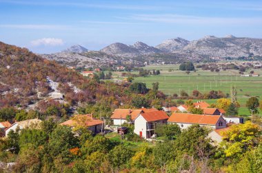 Dinar Alpleri küçük dağ köyünde sonbahar güneşli. Bosna Hersek