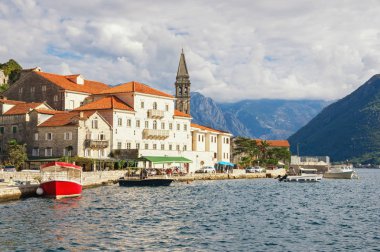 Karadağ. Perast antik şehir manzarası ile çan kulesi Aziz Nikolaos Kilisesi. Kotor Körfezi, sonbahar