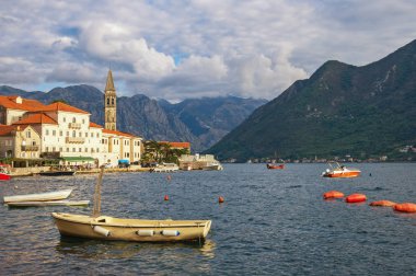 Karadağ, Kotor Körfezi. Perast antik şehir manzarası ile çan kulesi Aziz Nikolaos Kilisesi
