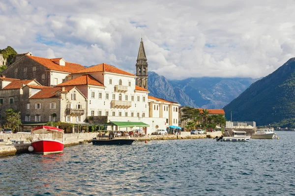 Karadağ. Perast antik şehir manzarası ile çan kulesi Aziz Nikolaos Kilisesi. Kotor Körfezi, sonbahar
