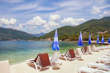 Yaz plaj dinlenme. Kotor Körfezi (Adriyatik Denizi), Tivat, Karadağ