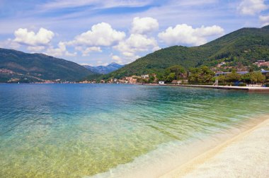 Yaz Akdeniz manzara. Karadağ, Kotor(Adriatic Sea) Bay görünümünü Tivat city yakınındaki