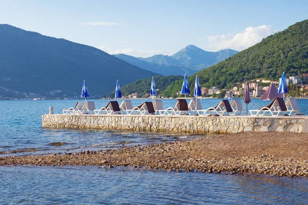 Yaz Akdeniz manzara. Karadağ, Kotor(Adriatic Sea) Bay görünümünü Tivat city yakınındaki