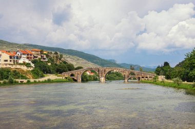 Eski bir taş köprü ile pitoresk nehir manzara. Bosna ve Hersek, Trebinje, Trebisnjica nehir ve Perovic (Arslanagic) Köprüsü manzarasına