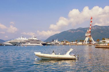 Akdeniz liman. Karadağ, Kotor Körfezi (Adriyatik Denizi), Tivat, yat limanına Porto Karadağ görünümünü