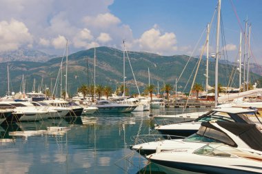 Yat limanına Adriyatik içinde. Karadağ, Tivat, Porto Karadağ