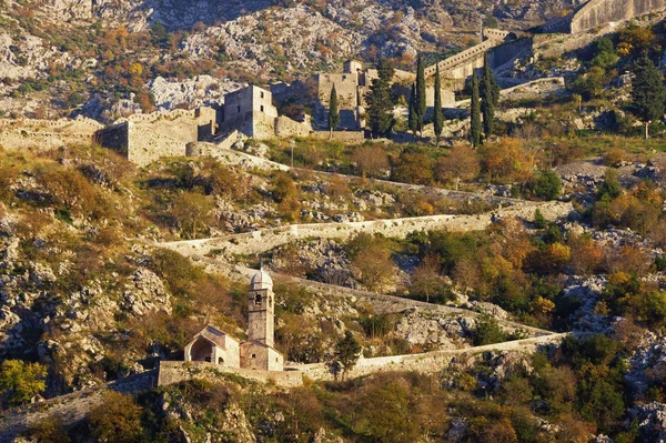 Dağ tarafı Antik sur ile. Karadağ, Kotor kale yolu