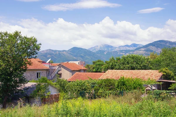 Καλοκαιρινό Τοπίο Κτίρια Κόκκινες Στέγες Ανάμεσα Βουνά Και Καταπράσινα Δέντρα — Φωτογραφία Αρχείου