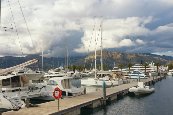 Bewolkt Herfstdag Haven Montenegro Tivat Stad Uitzicht Jachthaven Van Porto — Stockfoto