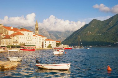 Akdeniz manzara. Karadağ, Kotor Körfezi. Perast antik şehir manzarası ile çan kulesi Aziz Nikolaos Kilisesi