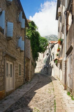 Güzel dar Arnavut kaldırımlı sokak. Karadağ, kasaba Risan, Gabela sokak