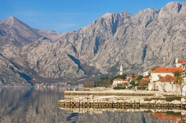 Güzel Mediterranean güneşli kış gününde manzara. Karadağ, Kotor Körfezi (Adriyatik Denizi), sahil kasaba Dobrota görünümünü