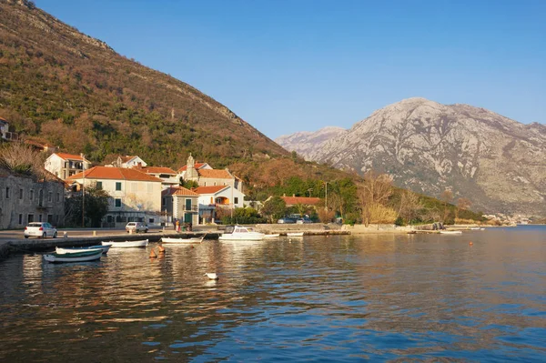 Soleado Paisaje Mediterráneo Invierno Montenegro Bahía Kotor Vista Pequeña Ciudad —  Fotos de Stock