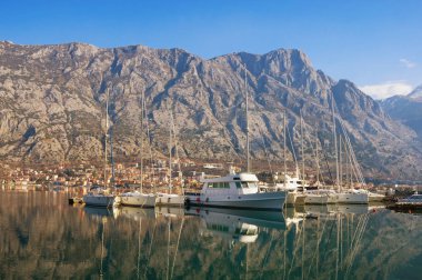 Kış Akdeniz manzara. İskele Muo village yakınındaki Karadağ, Kotor Koyu'nun görünümü