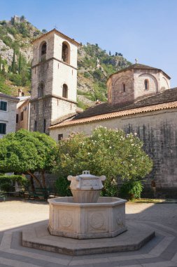 Eski Kotor şehir - Unesco Dünya Mirası sit alanı. Görünümü Aziz Meryem Kilisesi ve kare. Karadağ