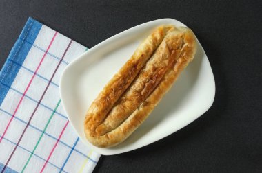 Balkan mutfağı. Burek - popüler ulusal çanak, çok sıcak puf böreği ile yapılan pastadır. Siyah arka plan