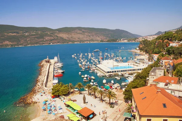 Akdeniz manzara. Karadağ, Kotor Koyu'nun Adriyatik Denizi. Görünüm kıyı kasaba, Herceg Novi