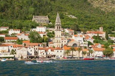 Antik şehir Perast çan kulesi St. Nicholas Kilisesi ile yaz manzarası. Kotor Körfezi, Karadağ
