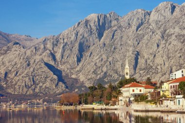 Kış Akdeniz manzara. Karadağ, Kotor Koyu'nun Adriyatik Denizi. Küçük sahil şehri Dobrota