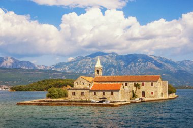 Güzel yaz Akdeniz manzara. Karadağ, Kotor Koyu'nun Adriyatik Denizi. Island Our Lady merhamet (Gospa od Milosrda  ) 