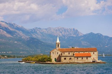 Yaz Akdeniz manzara. Karadağ, Kotor Koyu'nun Adriyatik Denizi. Island of Our Lady of Mercy görünümünü (Gospa od Milosrda  ) 